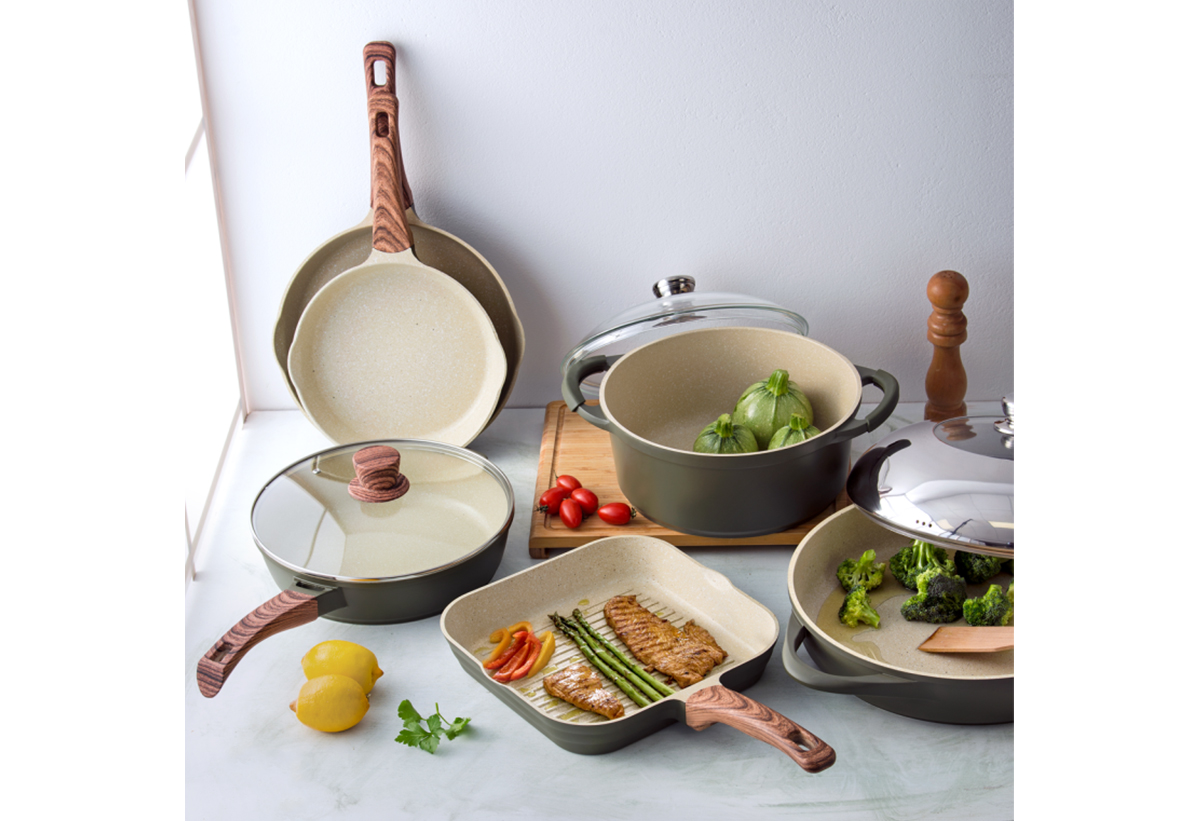 Απεικονίζεται ο πάγκος κουζίνας στον οποίο είναι τοποθετημένα σκεύη Izzy, όπως κατσαρόλες τηγάνια, ενώ στο πάνω μέρος κρέμονται τηγάνια Izzy, καθώς και κουτάλια και πιρούνια.